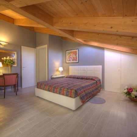 Holidays Alle Rose Peschiera del Garda Esterno foto